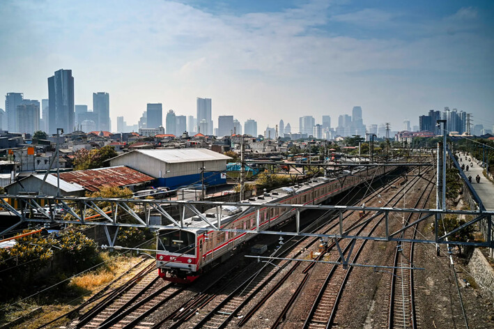 Un tren de pasajeros se desliza por las vías en el centro de Yakarta, Indonesia, el 5 de noviembre de 2024. (Bay Ismoyo/AFP vía Getty Images)