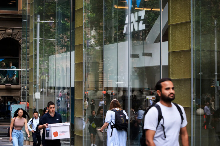 Los peatones pasan frente a una sucursal del distrito comercial central de Australia & New Zealand Banking Group Ltd. (ANZ) en Sídney, Australia, el 5 de noviembre de 2024. (Lisa Maree Williams/Getty Images)