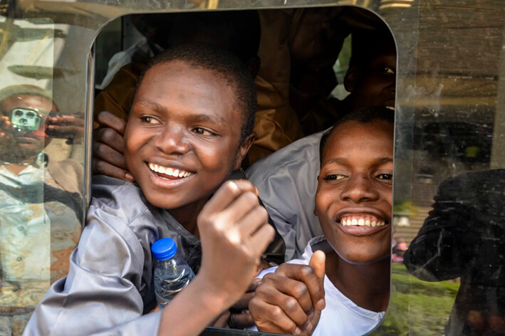 Niños que se enfrentaron a la pena de muerte por supuestamente protestar contra la crisis del costo de vida del país son llevados a un tribunal en Abuja, Nigeria, el 5 de noviembre de 2024. (Olamikan Gbemiga/AP Photo)