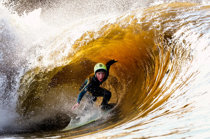 El surfista Kia Cruickshanks prueba el Lost Shore Surf Resort, el primer destino de surf en el interior del país, en Newbridge, Escocia, el 5 de noviembre de 2024. (Jeff J Mitchell/Getty Images)