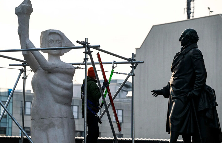 Un trabajador prepara una exhibición el 5 de noviembre de 2024, con una réplica de la Diosa de la Democracia, un símbolo de las protestas antigubernamentales en Beijing en 1989, que se exhibirá frente al edificio del Parlamento Estatal de Berlín como parte de las celebraciones por el 35 aniversario de la caída del muro de Berlín, el 9 de noviembre de 2024. (John Macdougall/AFP vía Getty Images)