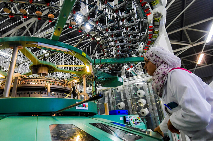 Un empleado tunecino trabaja en la fábrica Damart en Zriba, en la región de Zaghouan, Túnez, el 5 de noviembre de 2024. (Fethi Belaid/AFP vía Getty Images)