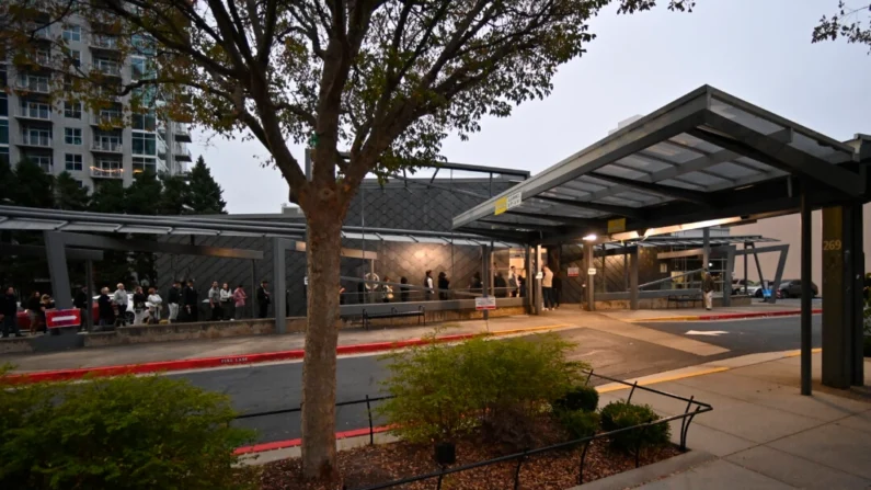 Votantes de Georgia esperan en fila para depositar su voto en la Biblioteca Buckhead de Atlanta, Georgia, el 5 de noviembre de 2024. (Jim Blackburn para The Epoch Times)
