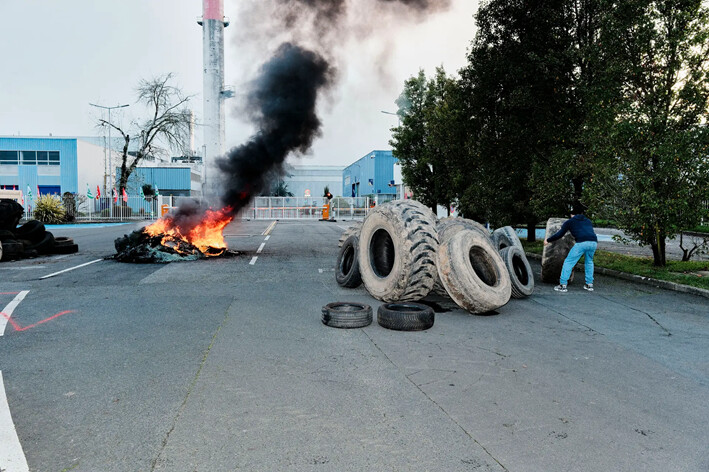 Quema de neumáticos en la entrada de la fábrica Michelin en Cholet tras el anuncio de su cierre, en Cholet, Francia, el 5 de noviembre de 2024. (Adrien Auzanneau/Hans Lucas/AFP vía Getty Images)