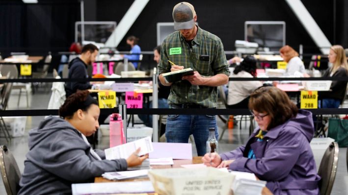 Los observadores electorales observan el recuento de votos en el Centro Baird el 5 de noviembre de 2024 en Milwaukee, Wisconsin. Los estadounidenses emitieron su voto hoy en la contienda presidencial entre el candidato republicano, el expresidente Donald Trump, y la candidata demócrata, la vicepresidenta Kamala Harris, así como en múltiples elecciones estatales que determinarán el equilibrio de poder en el Congreso. (Stacy Revere/Getty Images)