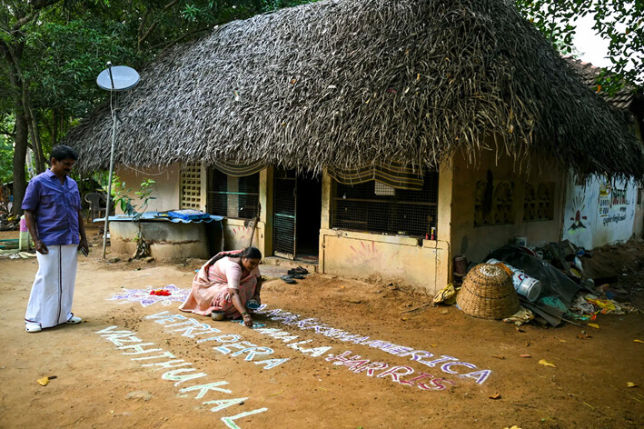 Una mujer colorea un Kolam, un dibujo de suelo en la aldea ancestral de Thulasendrapuram, de la vicepresidenta y candidata presidencial demócrata Kamala Harris, en el estado de Tamil Nadu, en el sur de la India, el 5 de noviembre de 2024. (R. Satish Babu/AFP vía Getty Images)