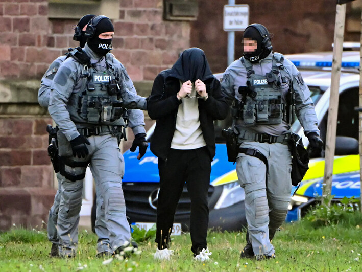 La policía escolta a un hombre, uno de los ocho presuntos miembros de un grupo militante, después de que fuera escuchado en la Corte Federal de Justicia en Karlsruhe, Alemania, el 5 de noviembre de 2024. (Uli Deck/AFP vía Getty Images)