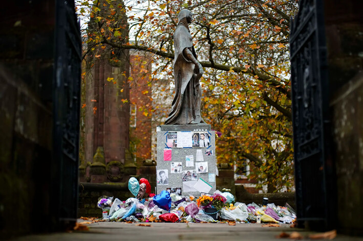 Flores y tributos para Liam Payne de One Direction se dejan junto a la estatua de Lady Wulfrun afuera de la iglesia St. Peter's Collegiate, en Wolverhampton, Inglaterra, el 5 de noviembre de 2024. (Christopher Furlong/Getty Images)