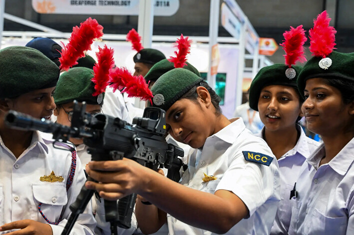 El personal del Cuerpo Nacional de Cadetes (NCC) asiste a la exhibición de armas de defensa titulada "East Tech 2024" organizada por el Comando Oriental del Ejército de la India, en Calcuta, India, el 5 de noviembre de 2024. (Dibyangshu Sarkar/AFP vía Getty Images)