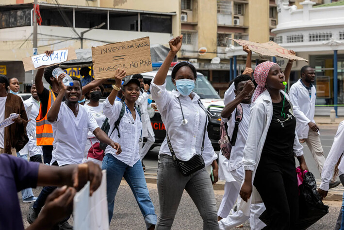 Miembros de la comunidad médica de Mozambique marchan hacia el monumento de Eduardo Mondlane, revolucionario y antropólogo mozambiqueño y fundador del Frente de Liberación de Mozambique, en Maputo, el 5 de noviembre de 2024, para protestar contra las violaciones de los derechos humanos y la falta de democracia en el país debido a los resultados de las elecciones presidenciales de 2024. (Alfredo Zuniga/AFP vía Getty Images)