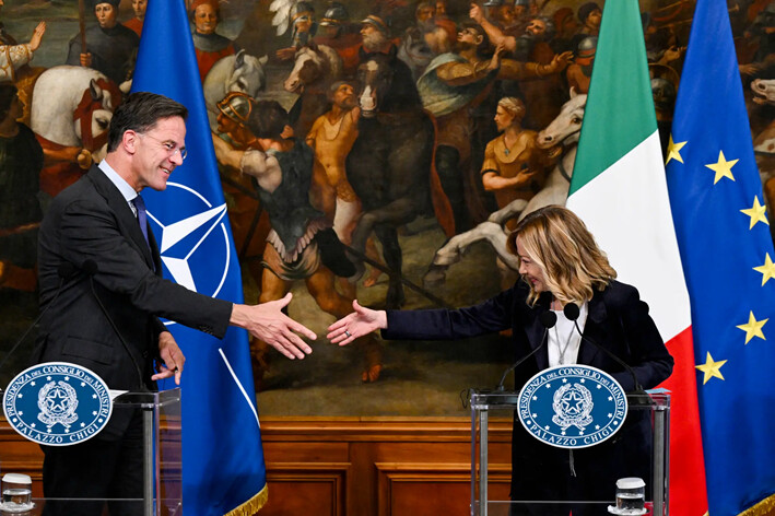 El secretario general de la OTAN, Mark Rutte, estrecha la mano de la primera ministra italiana, Giorgia Meloni, durante una conferencia de prensa conjunta en el Palazzo Chigi tras su reunión en Roma, Italia, el 5 de noviembre de 2024. (Tiziana Fabi/AFP vía Getty Images)