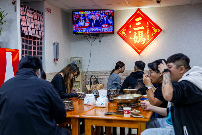 Un televisor transmite noticias sobre las elecciones presidenciales de Estados Unidos en un restaurante local en Taipéi, Taiwán, el 5 de noviembre de 2024. (Annabelle Chih/Getty Images)