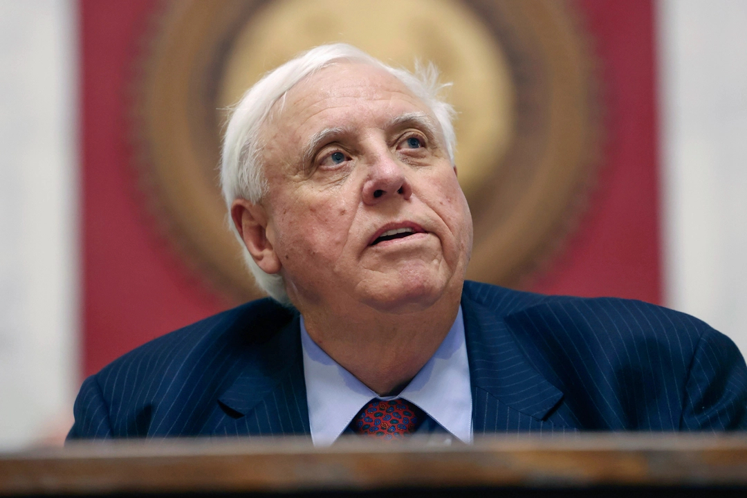 El gobernador de Virginia Occidental, Jim Justice, pronuncia su discurso sobre el Estado del Estado en Charleston, Virginia Occidental, el 10 de enero de 2024. (Chris Jackson/Foto AP)