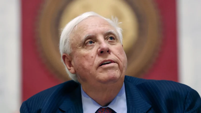 El gobernador de Virginia Occidental, Jim Justice, pronuncia su discurso sobre el Estado del Estado en Charleston, Virginia Occidental, el 10 de enero de 2024. (Chris Jackson/Fotografía de AP)