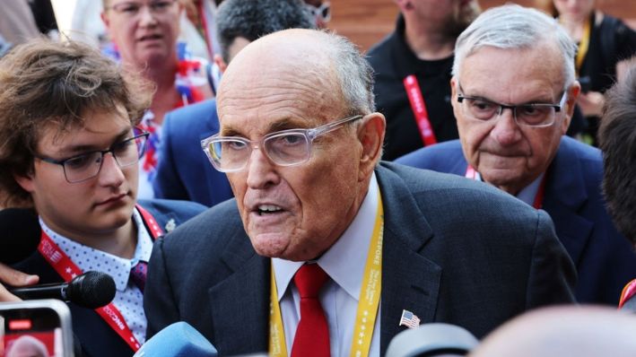 Rudy Giuliani, exalcalde de Nueva York y exabogado personal del expresidente de Estados Unidos Donald Trump, habla con la prensa durante la Convención Nacional Republicana en el Fiserv Forum, el 16 de julio de 2024, en Milwaukee, Wisconsin. (Michael M. Santiago/Getty Images)
