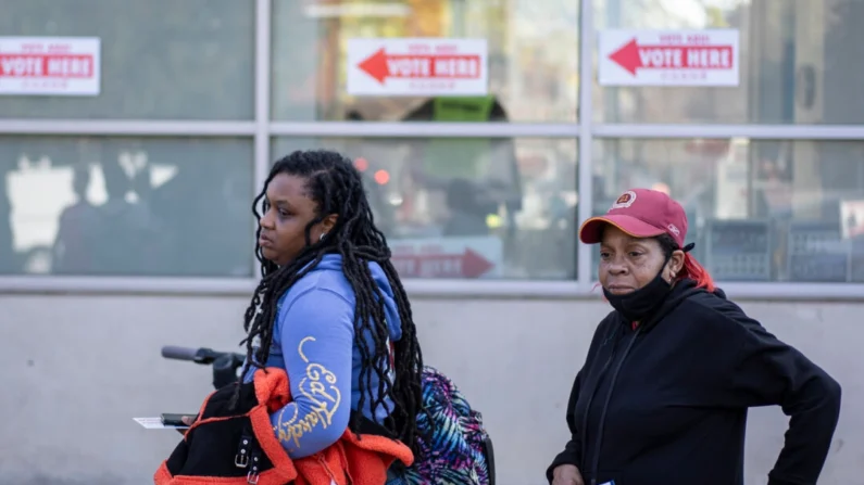 Las personas hacen fila para emitir su voto en la Biblioteca del Vecindario Shaw en Washington, el 5 de noviembre de 2024. (Madalina Vasiliu/The Epoch Times)