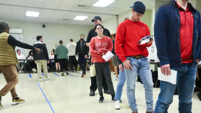 Los votantes continuaron presentándose durante la mitad de la tarde en el precinto ubicado en la Iglesia Bautista Greater Galilee en Charlotte, N.C., el 5 de noviembre de 2024. (Jennifer Podis para The Epoch Times)