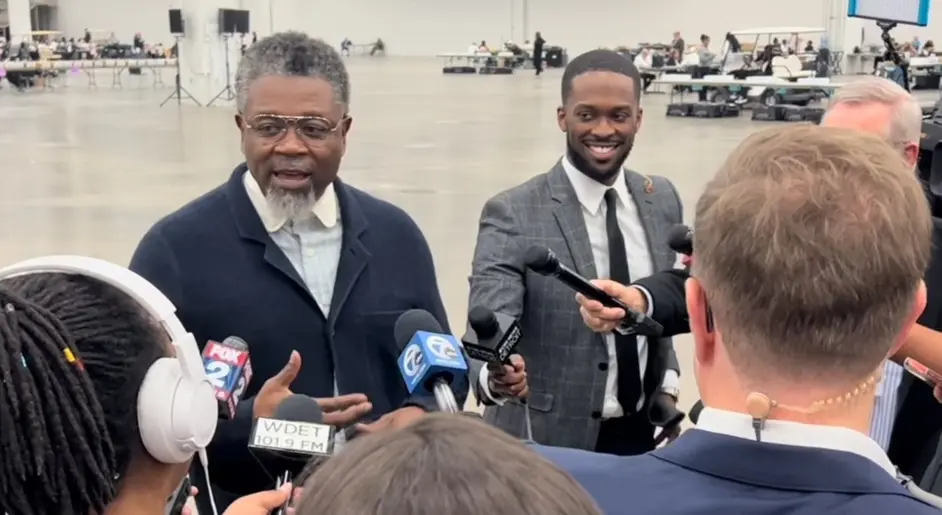 Daniel Baxter, del Departamento de Elecciones de Detroit, habla con los periodistas mientras se procesan las papeletas en el centro de recuento de Huntington Place, Detroit, Michigan, el 5 de noviembre de 2024. (Lawrence Wilson/The Epoch Times)