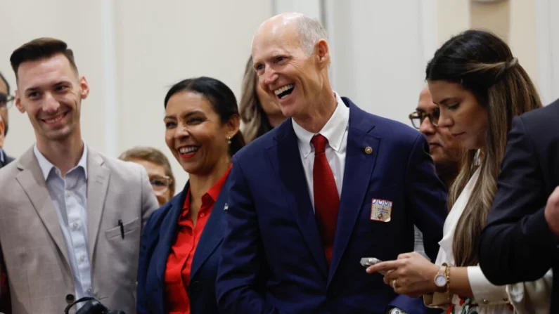 El senador Rick Scott (R-Fla.) espera la llegada del nominado presidencial republicano, el expresidente Donald Trump, para una mesa redonda en la Cumbre Latina celebrada en el Trump National Doral Golf Club en Doral, Florida, el 22 de octubre de 2024. (Anna Moneymaker/Getty Images)