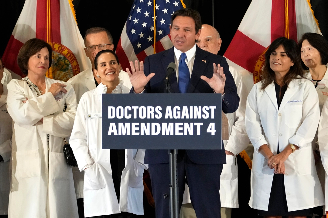 El gobernador de Florida, Ron DeSantis, habla en contra de la Enmienda 4 que protegería un amplio acceso al aborto durante una conferencia de prensa con Médicos de Florida contra la Enmienda 4 en Coral Gables, Florida, el 21 de octubre de 2024. (Lynne Sladky/AP Photo)