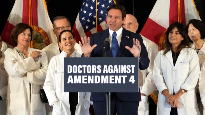 El gobernador de Florida, Ron DeSantis, se pronuncia en contra de la Enmienda 4, que protegería un amplio acceso al aborto, durante una conferencia de prensa con Florida Physicians Against Amendment 4 en Coral Gables, Florida, el 21 de octubre de 2024. (Lynne Sladky/AP Photo)