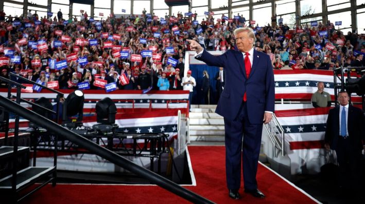 El candidato presidencial republicano y expresidente estadounidense Donald Trump sube al escenario durante un mitin de campaña en el J.S. Dorton Arena en Raleigh, Carolina del Norte, el 4 de noviembre de 2024. (Chip Somodevilla/Getty Images)
