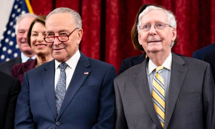 (I-D) El líder de la mayoría del Senado Chuck Schumer (D-N.Y.) y el líder de la minoría del Senado Mitch McConnell (R-Ky.) en el Capitolio de EE.UU. el 10 de julio de 2024. (Bonnie Cash/Getty Images)