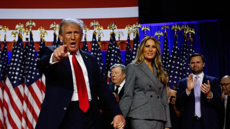 El candidato presidencial republicano, el expresidente de Estados Unidos Donald Trump frente a sus partidarios con la exprimera dama Melania Trump durante un evento de la noche electoral en el Centro de Convenciones de Palm Beach el 06 de noviembre de 2024 en West Palm Beach, Florida. (Chip Somodevilla/Getty Images)