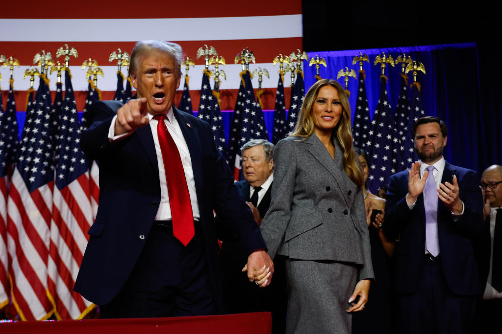 El candidato presidencial republicano, el expresidente de Estados Unidos Donald Trump frente a sus partidarios con la exprimera dama Melania Trump durante un evento de la noche electoral en el Centro de Convenciones de Palm Beach el 06 de noviembre de 2024 en West Palm Beach, Florida. (Chip Somodevilla/Getty Images)