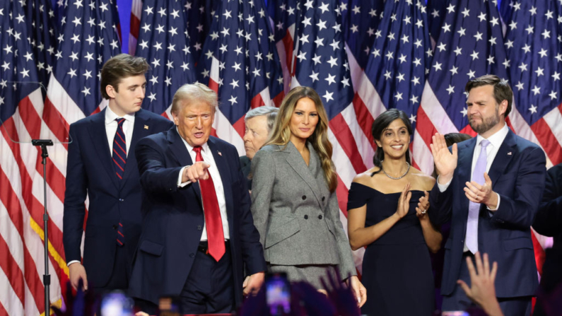 El candidato presidencial republicano, el expresidente de Estados Unidos Donald Trump en el escenario durante un evento de la noche electoral en el Centro de Convenciones de Palm Beach el 06 de noviembre de 2024 en West Palm Beach, Florida. (Win McNamee/Getty Images)