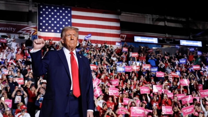 El candidato presidencial republicano, el expresidente Donald Trump, sube al escenario durante un mitin de campaña en el Santander Arena en Reading, Pensilvania, el 4 de noviembre de 2024. Chip Somodevilla/Getty Images