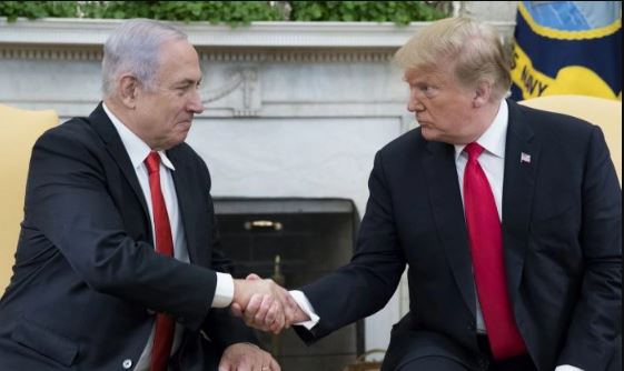 El presidente Donald Trump y el primer ministro de Israel, Benjamin Netanyahu, se dan la mano en el Despacho Oval de la Casa Blanca el 25 de marzo de 2019. (Michael Reynolds - Pool/Getty Images)