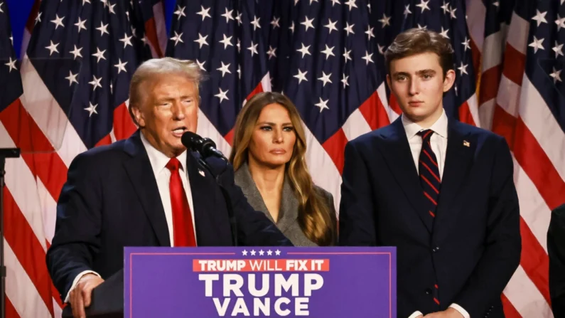 El presidente electo Donald Trump está acompañado por su familia mientras habla a sus partidarios después de ganar las elecciones presidenciales en West Palm Beach, Florida, el 6 de noviembre de 2024. John Fredricks/The Epoch Times