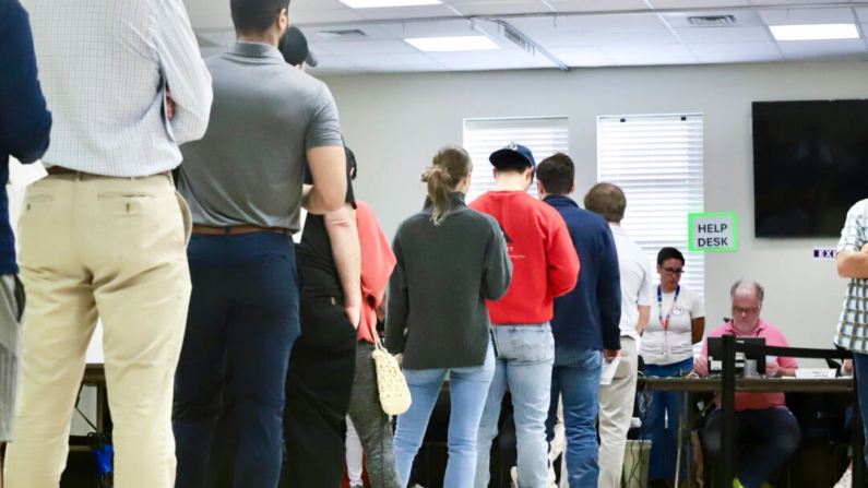 Los votantes continuaron presentándose durante la mitad de la tarde en el precinto ubicado en la Iglesia Bautista Greater Galilee en Charlotte, N.C., el 5 de noviembre de 2024. (Jennifer Podis para The Epoch Times)