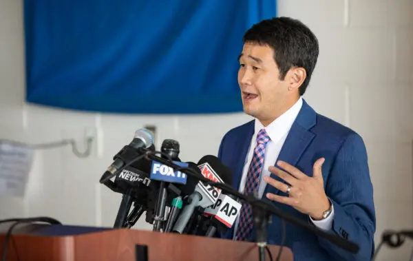 El senador estatal Dave Min (D-Irvine) habla en una conferencia de prensa en Huntington Beach, California, el 6 de octubre de 2021. (John Fredricks/The Epoch Times)