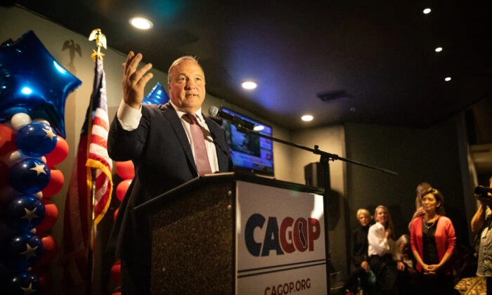 Scott Baugh habla en el Changes Lounge de Newport Beach, California, el 8 de noviembre de 2022. (John Fredricks/The Epoch Times)