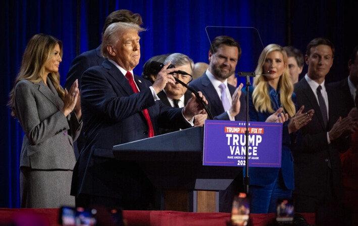 El presidente electo Donald Trump se reúne con su familia mientras habla con sus seguidores después de ganar las elecciones presidenciales, en West Palm Beach, Florida, el 6 de noviembre de 2024. (John Fredricks/The Epoch Times)