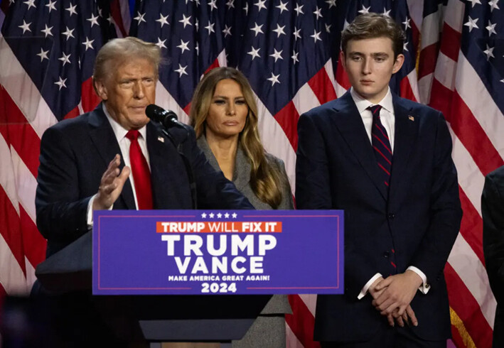 El presidente electo Donald Trump se reúne con su familia mientras habla con sus seguidores después de ganar las elecciones presidenciales, en West Palm Beach, Florida, el 6 de noviembre de 2024. (John Fredricks/The Epoch Times)