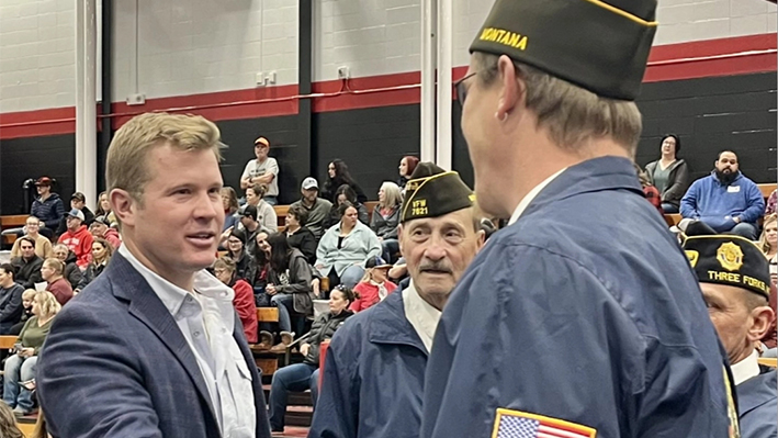 El candidato al Senado de EE. UU. Tim Sheehy (R-Mont.) saluda a sus compañeros veteranos durante un mitin de campaña en Three Forks, Montana, el 9 de noviembre de 2023. (Cortesía de Tim Sheehy For US Senate)