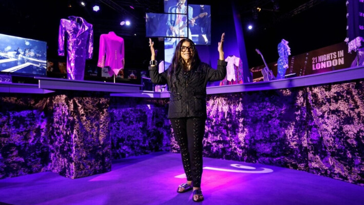 Tyka Nelson, hermana del cantautor Prince, posa durante un avance para la prensa de la exposición "My Name Is Prince", en el O2 Arena de Londres el 26 de octubre de 2017. (Tolga Akmen/AFP vía Getty Images).