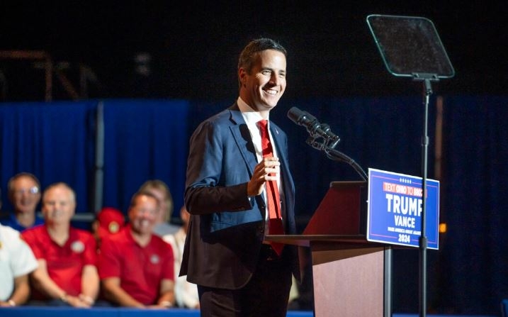 Bernie Moreno, el candidato republicano al Senado de Estados Unidos, habla en un mitin de la campaña de Trump en la escuela secundaria Middletown en Middletown, Ohio, el 22 de julio de 2024. (Madalina Vasiliu/The Epoch Times) 