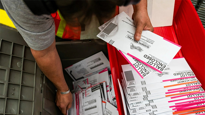 Un trabajador electoral clasifica las boletas presentadas en una foto de archivo. (Nathan Howard/Getty Images)