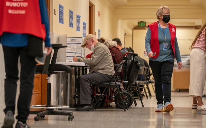 Votantes en el centro de votación del Ayuntamiento de San Francisco en el último día de votación anticipada antes de la jornada electoral, el 4 de noviembre de 2024. (Loren Elliott/Getty Images)