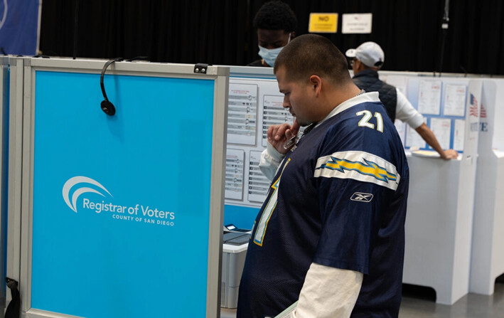 Angel E. Madueno, votante por primera vez en San Diego, vota a través de un dispositivo para marcar boletas en el Registro de Votantes del Condado de San Diego, el 5 de noviembre de 2024. (Jane Yang/The Epoch Times)