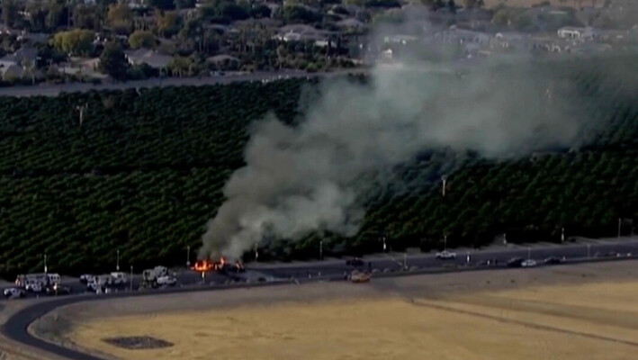 Esta imagen tomada de vídeo muestra el humo que se eleva desde un accidente aéreo mortal el 5 de noviembre de 2024, en Mesa, Arizona. (KNXV-TV/ABC 15 Arizona vía AP).