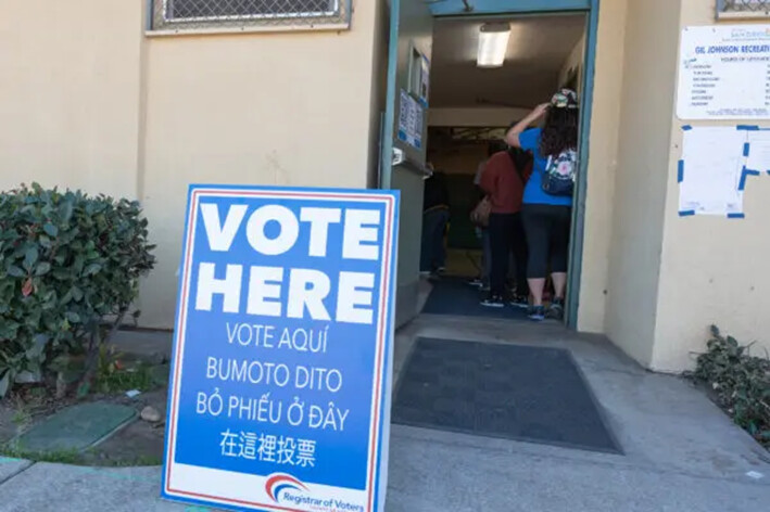 Un letrero de «Vote Aquí» afuera de un centro de votación instalado en el Centro Recreativo Mira Mesa, San Diego, el 5 de noviembre de 2024.(Jane Yang/The Epoch Times)