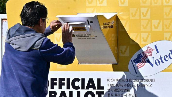 Un hombre deposita su boleta en una urna en la Oficina del Registro del Condado de Orange en Santa Ana, California, el 5 de marzo de 2024. (Frederic J. Brown/AFP vía Getty Images)