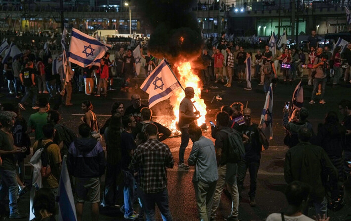 Los israelíes encienden una hoguera durante una protesta, después de que el primer ministro Benjamin Netanyahu despidiera al ministro de Defensa Yoav Gallant, en Tel Aviv, Israel, el 5 de noviembre de 2024. (Oded Balilty/AP)