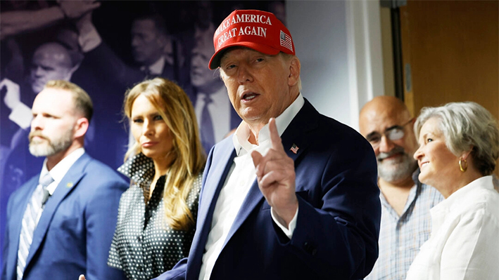 El candidato presidencial republicano y expresidente Donald Trump agradece a su personal en su sede de campaña en West Palm Beach, Florida, el día de las elecciones, el 5 de noviembre de 2024. (Chip Somodevilla/Getty Images)