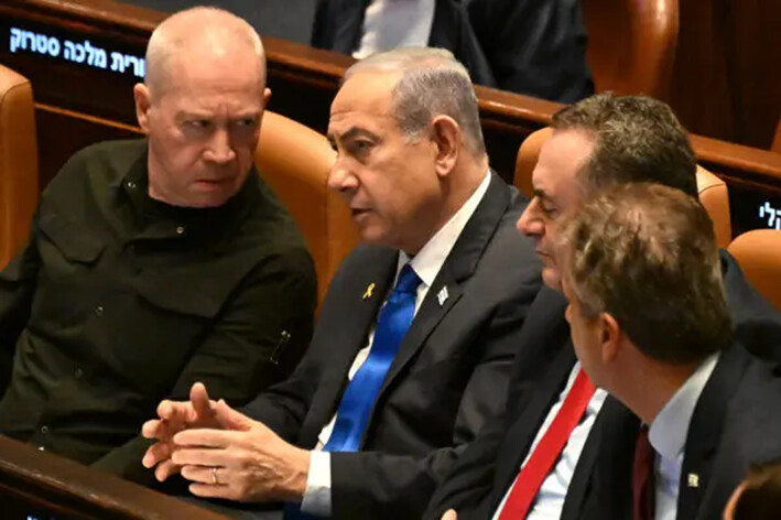 El primer ministro israelí, Benjamin Netanyahu (centro), habla con el ministro de Defensa, Yoav Gallant (izq.), a quien despidió el 5 de noviembre de 2024, en la Knesset en Jerusalén, Israel, el 28 de octubre de 2024. (Debbie Hill/Pool Photo vía AP)